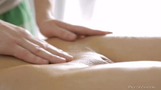 Porno Xnxx ci mostra un ditalino a una giovane vergine - MrPornoGratis.it